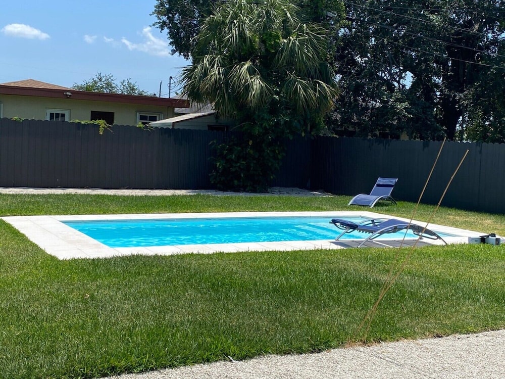 Boho Chic: 3BR Home With Pool