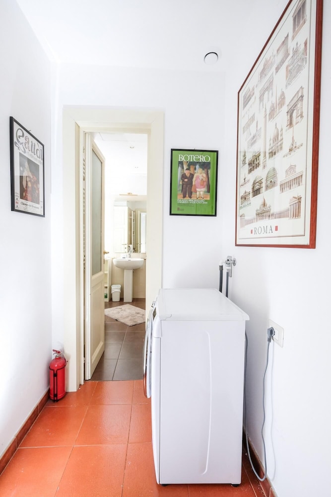 Trastevere Charming Retreat on Cobblestone Street