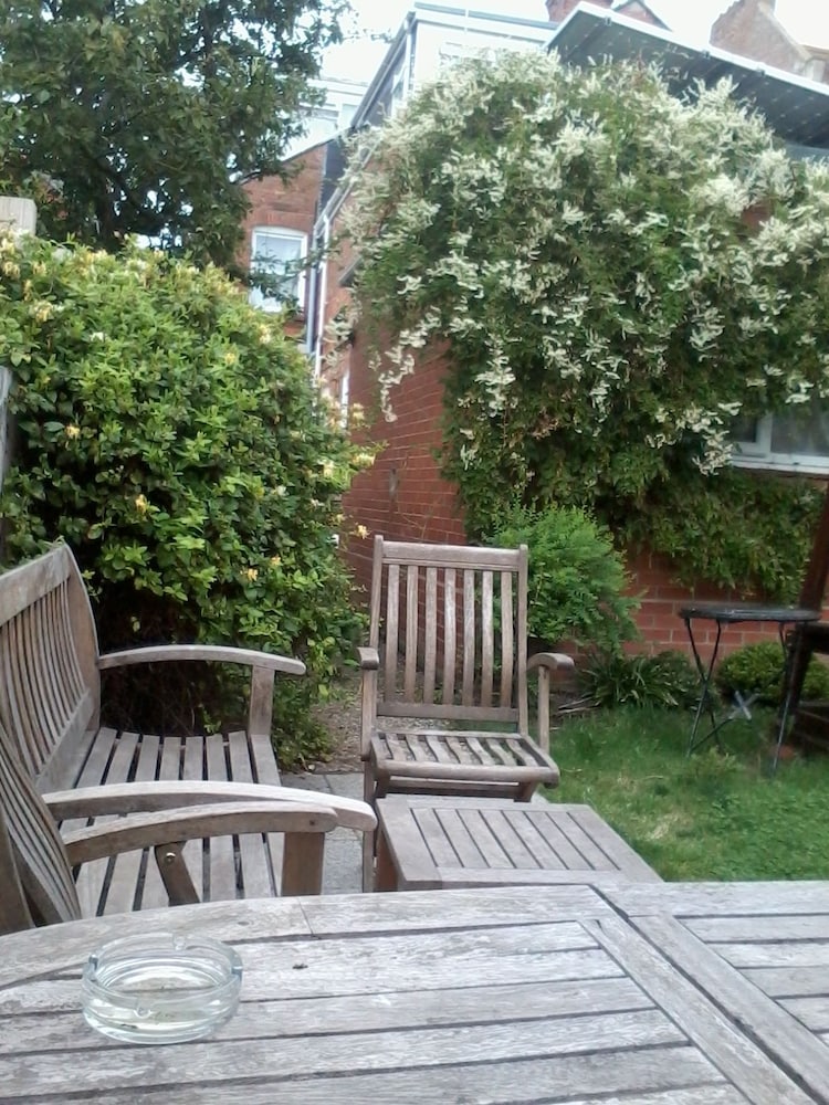 Barnes's Rest Bed & Breakfast & Caravan