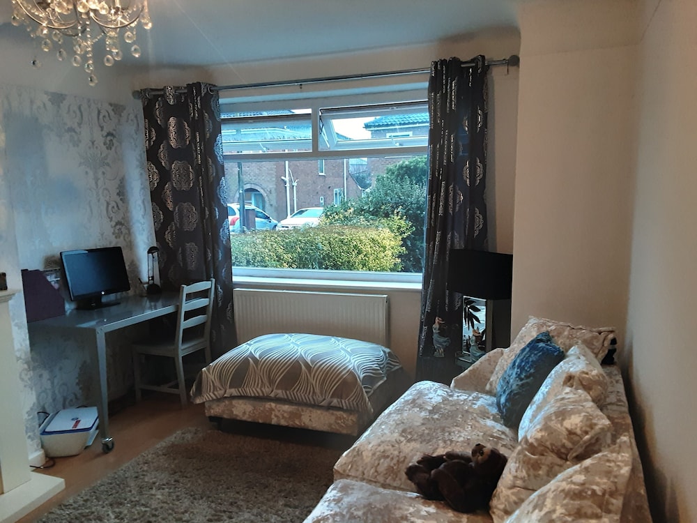 Semi-rural House - Sleeps 3 - Pet- Parking- Garden view 4