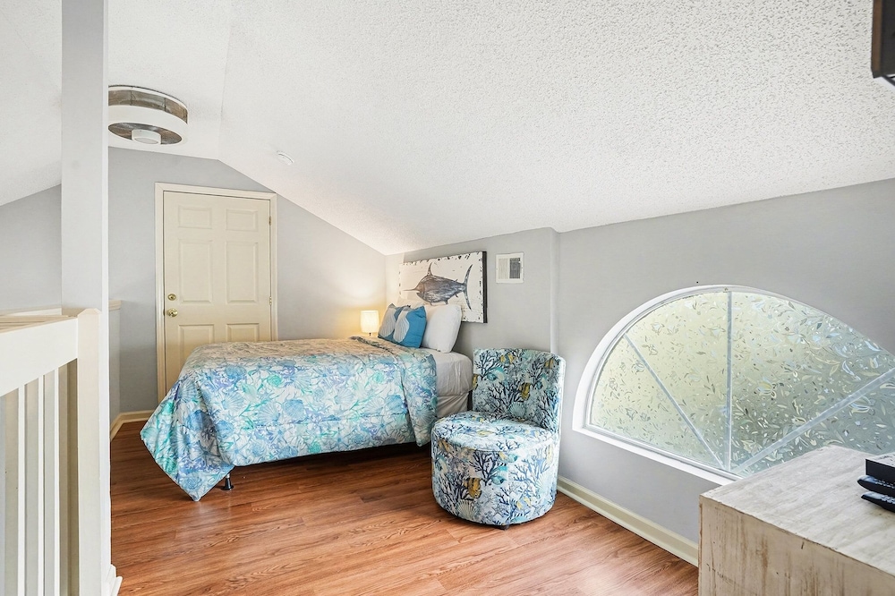 6F Cumberland - split level, 2 bedroom villa, full access!! 2 Condo