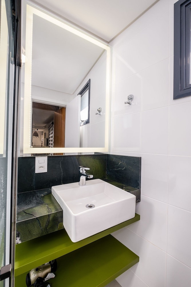 Beautiful and Modern Studio for Couples Stu309