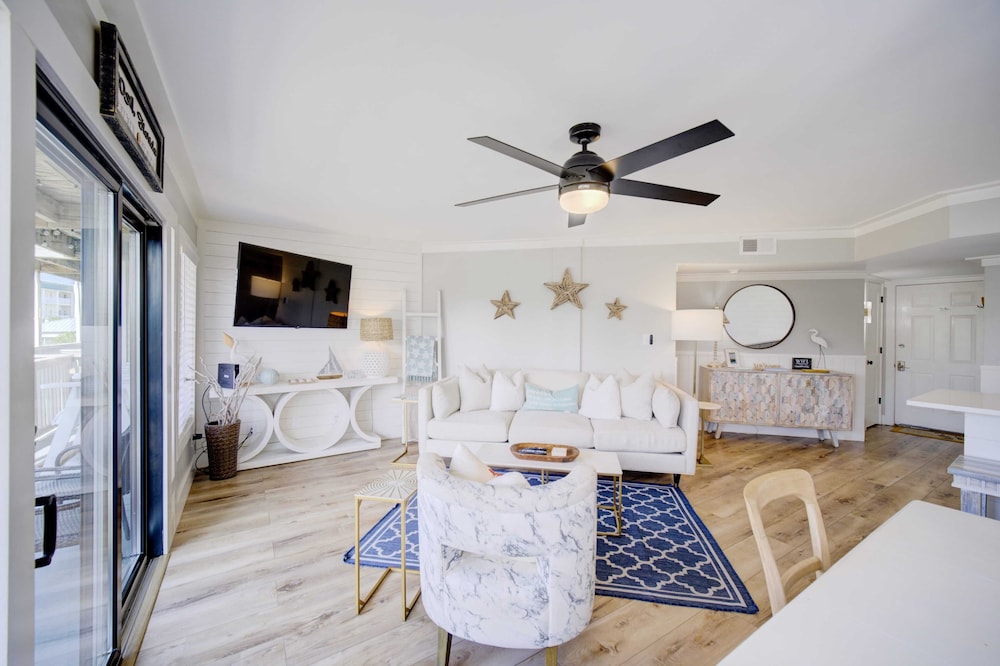 2 Condos, Steps to the Beach Pool+hot Tub, Balcony Lounge Triton & Sea Haven