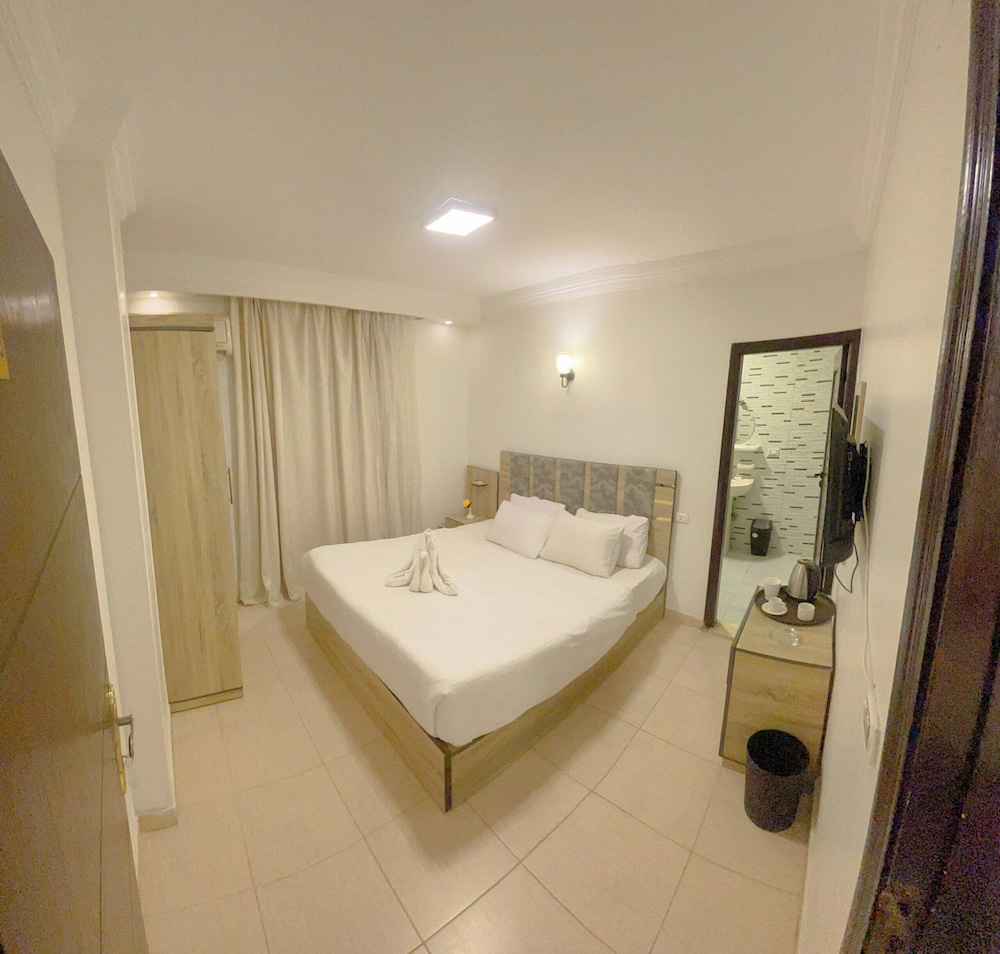 Pearl pyramids Inn