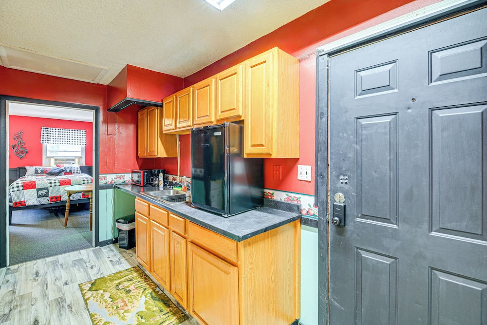 1 Mi to Hatfield-mccoy Trails: Apt in Matewan