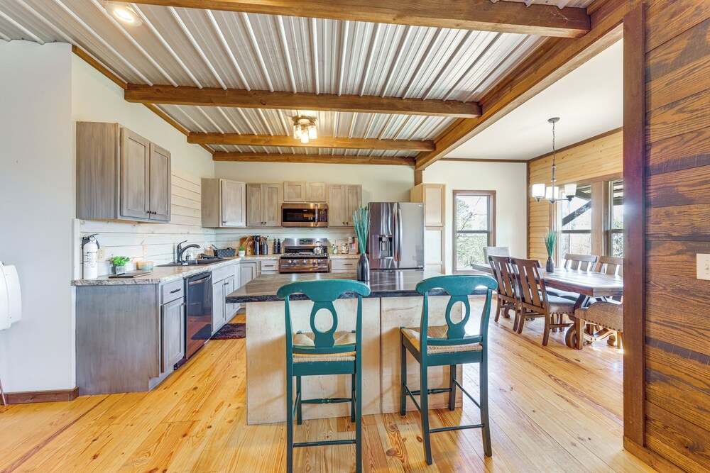 Peaceful Cabin w/ Mtn Views & Grill in Altoona!