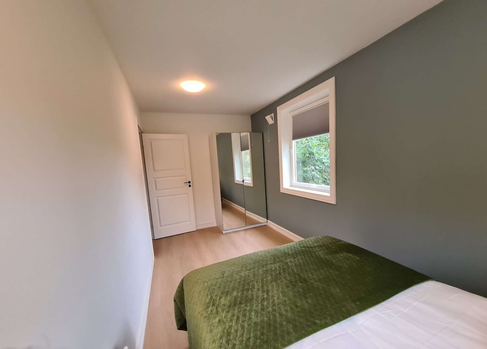 Spacious And Modern 3-bedroom Near Center, Free Parking view 3