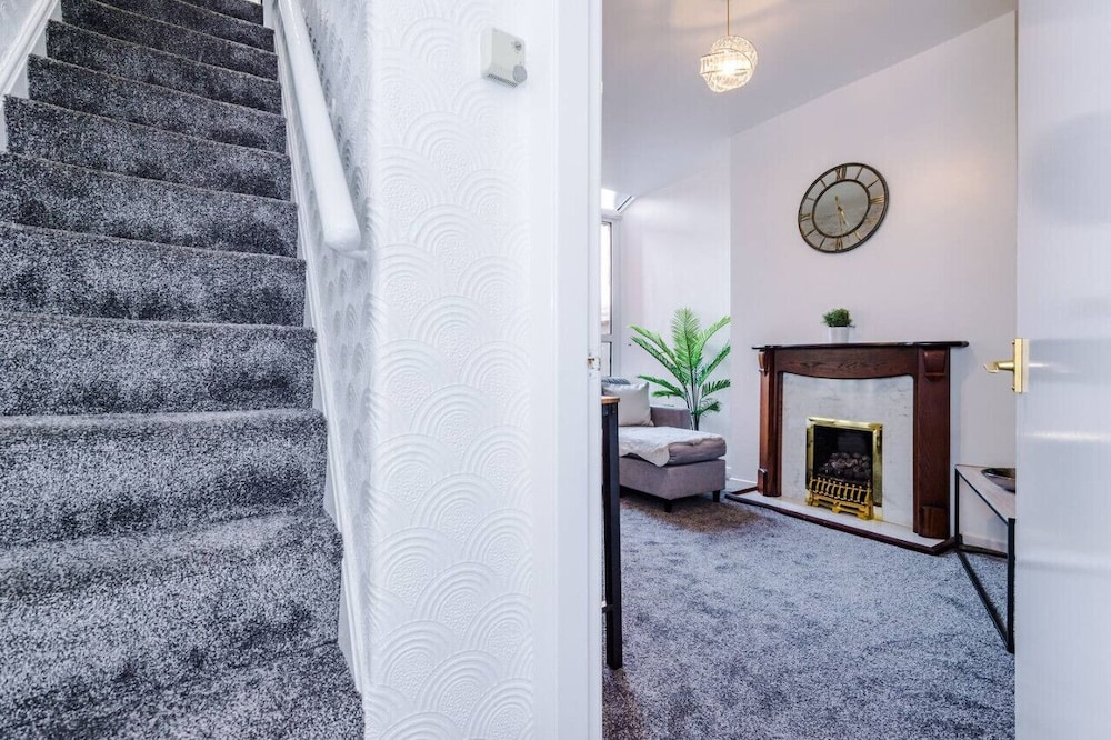 Comfy Four Bedroom House with parking