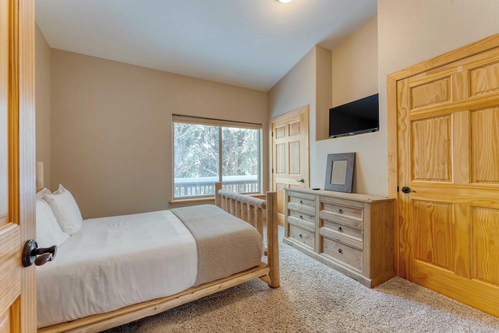 Cherry Hills Spacious Tahoe Cabin With Deck, Fireplace & Open Interiors