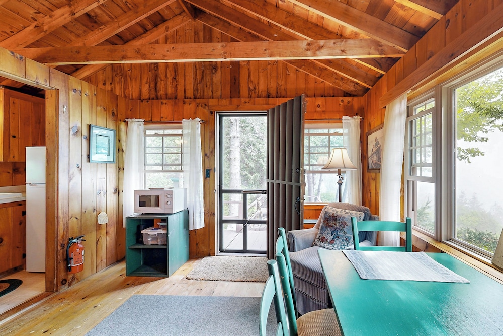 Cozy 1BR Cabin w/ Landscape Views