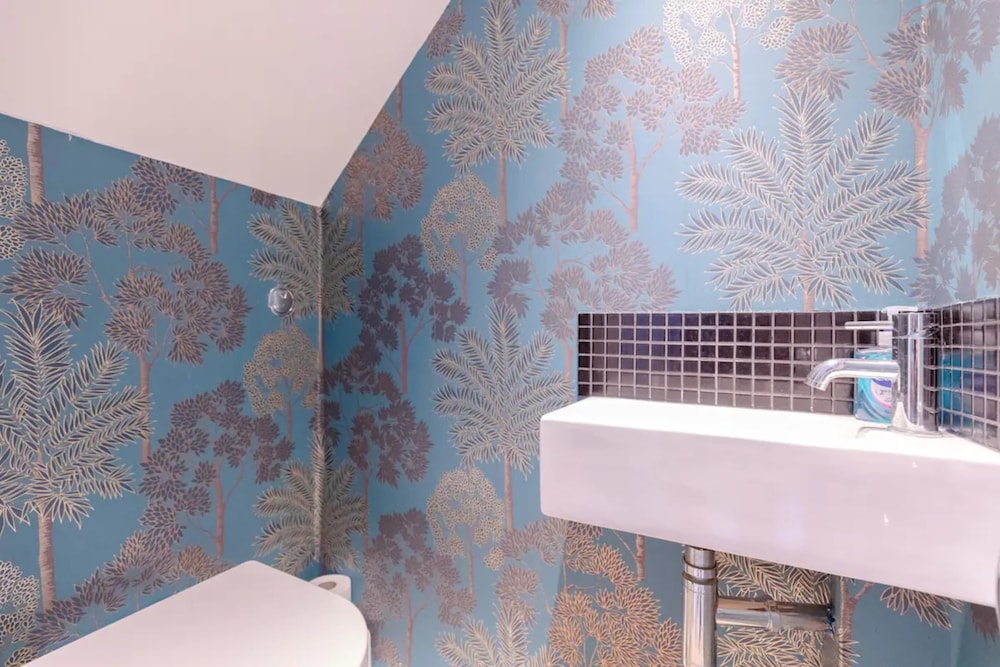 Beautifully Designed 2BD House - by Queen's Park!