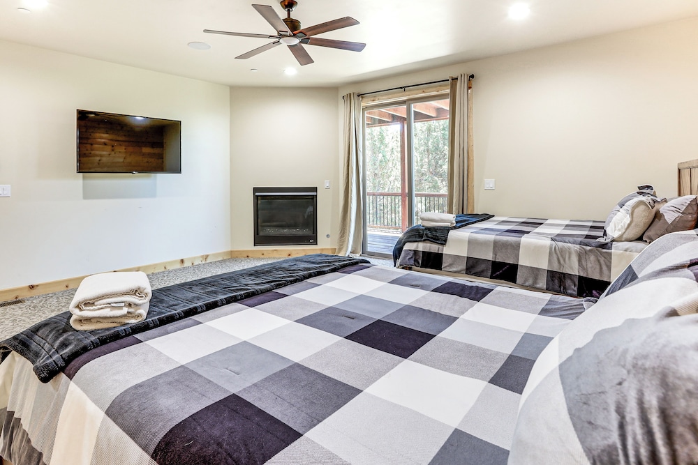 Hot Tub + Game Room: Mtn-view Retreat in Big Bear!