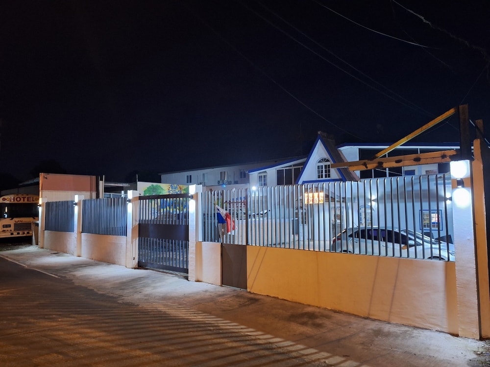 Express Inn Panama International Airport Hostel
