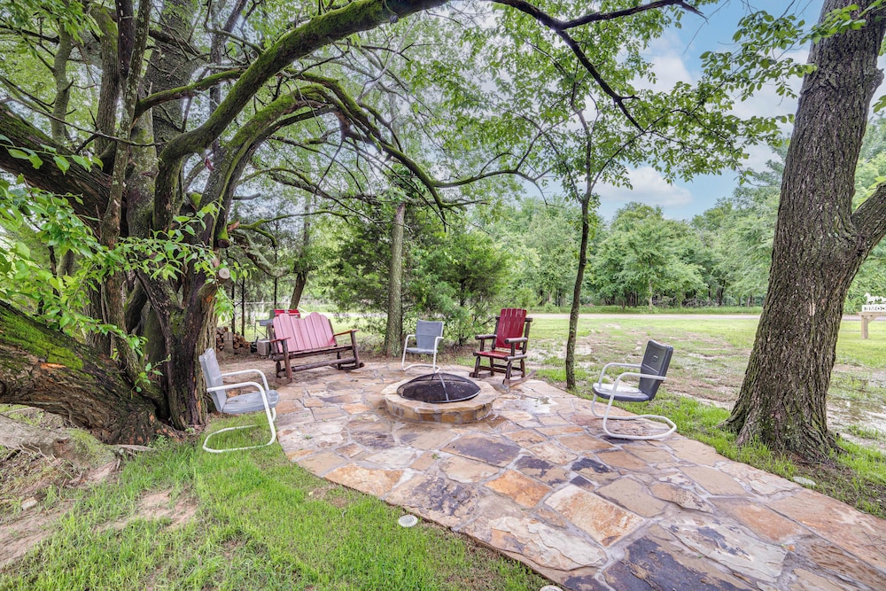 < 1 Mi to Lake Fork: Appy Haven in Yantis
