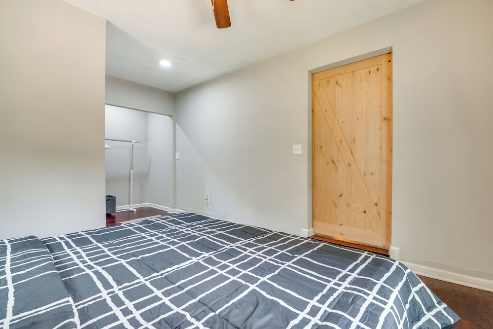 Inviting Home w/ Backyard: 8 Mi to Dtwn Atlanta!