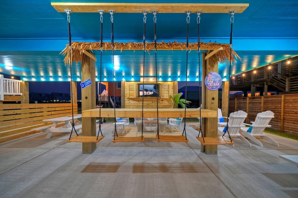 Blutopia by Avantstay Outdoor Lounge w Bar