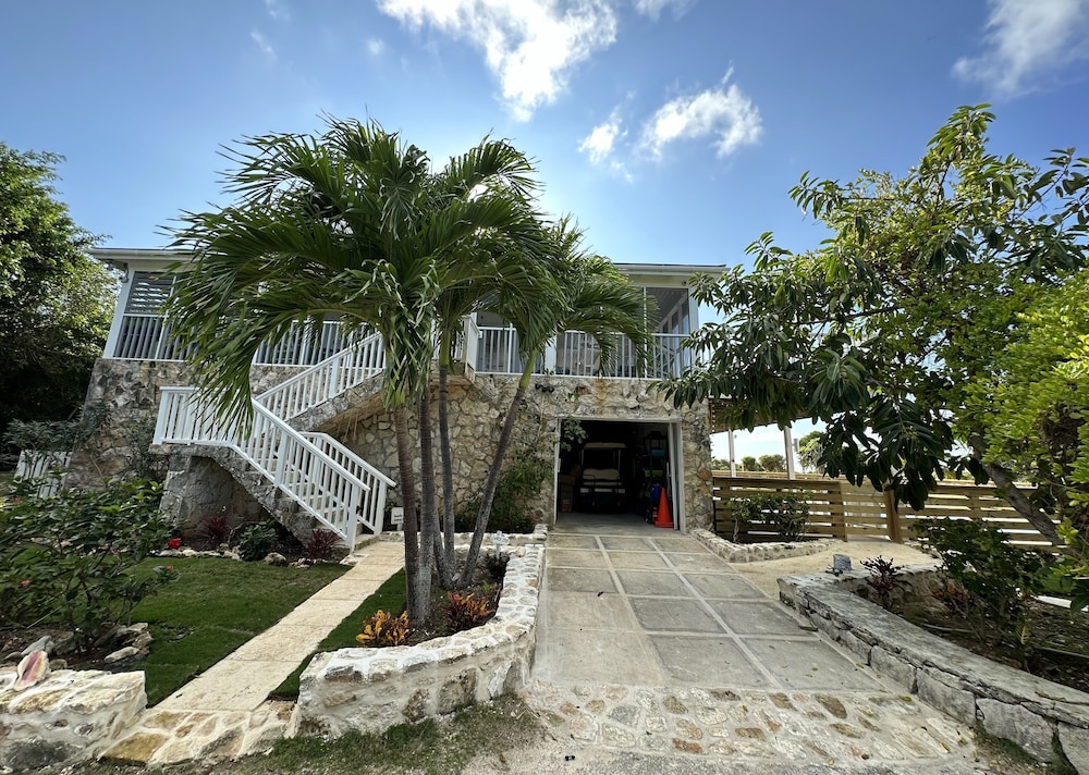 Coastal Comfort: Charming Cottage With Private Pool
