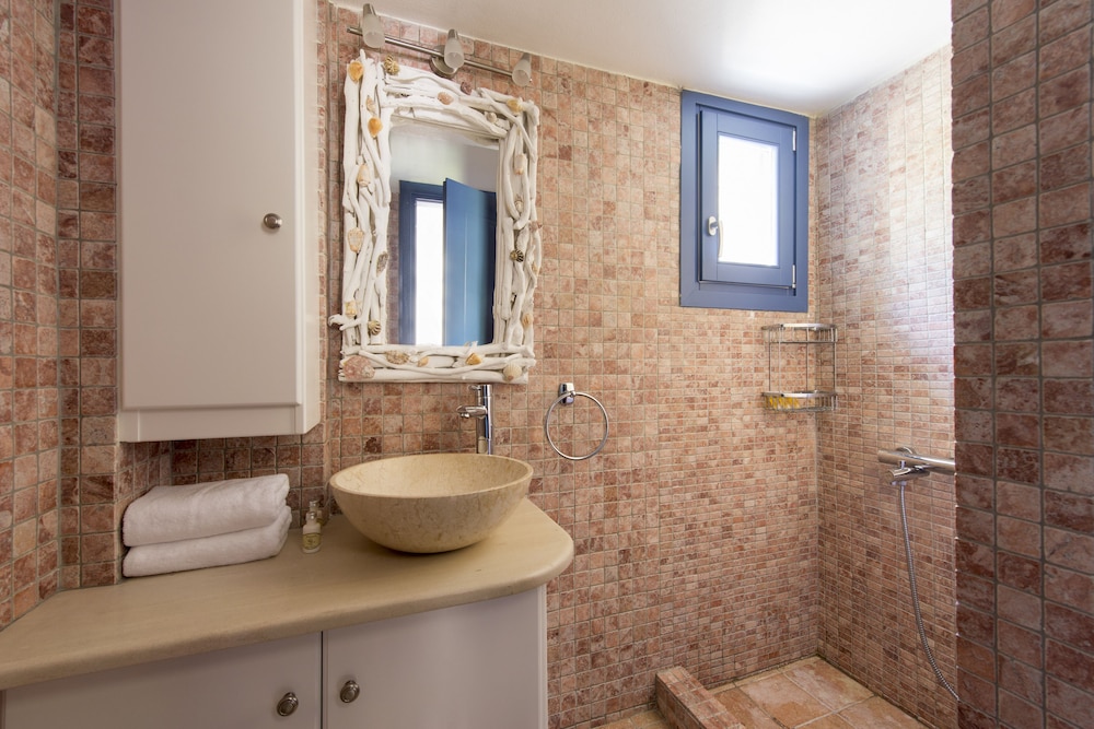 Earino Suites & Villas