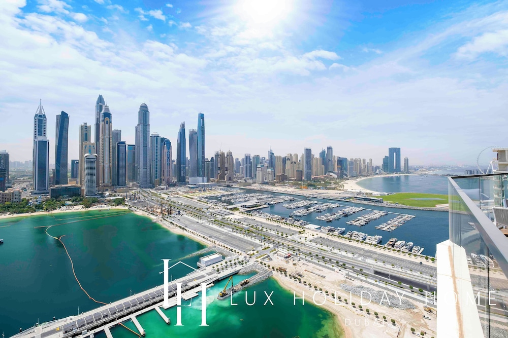 LUX The Marina Vista Beachfront Suite 2