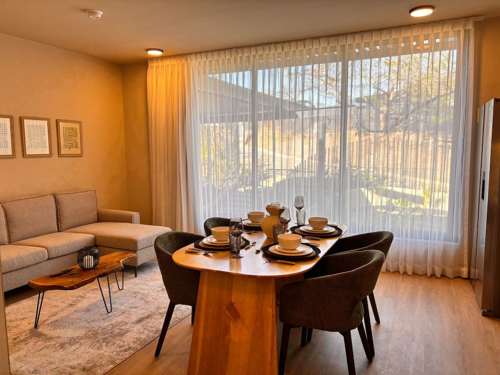 BEE Suites San José - Santa Ana