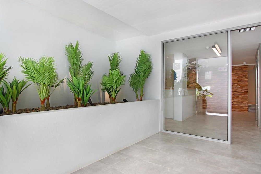 Bright 2bed in Sea Point w Sea Views Helio Haven