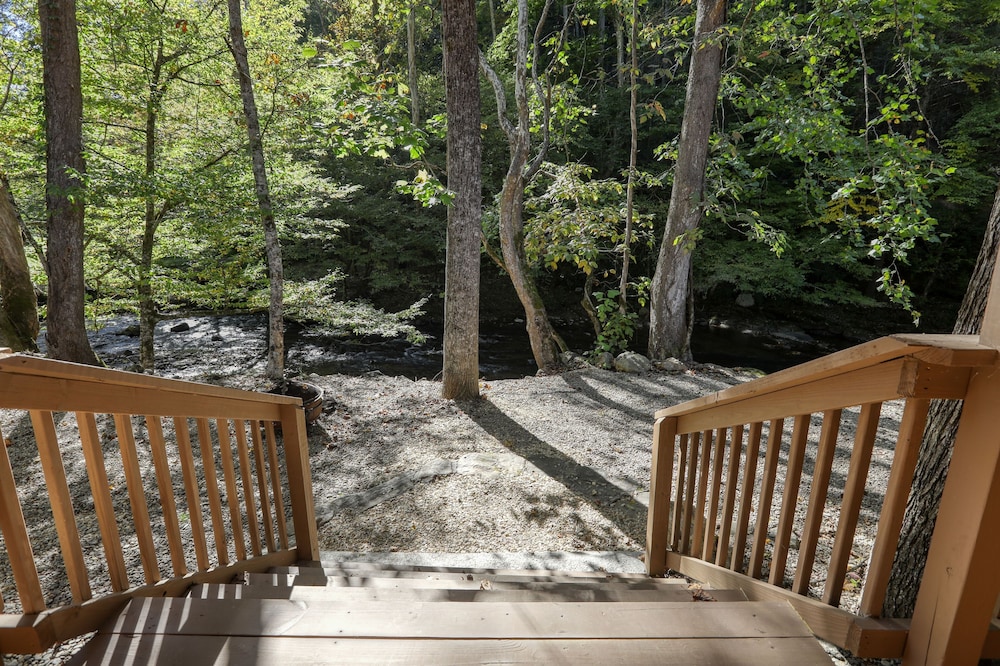 Wandering Creek - 2 Bedrooms, 1 Baths, Sleeps 6 Cabin by RedAwning