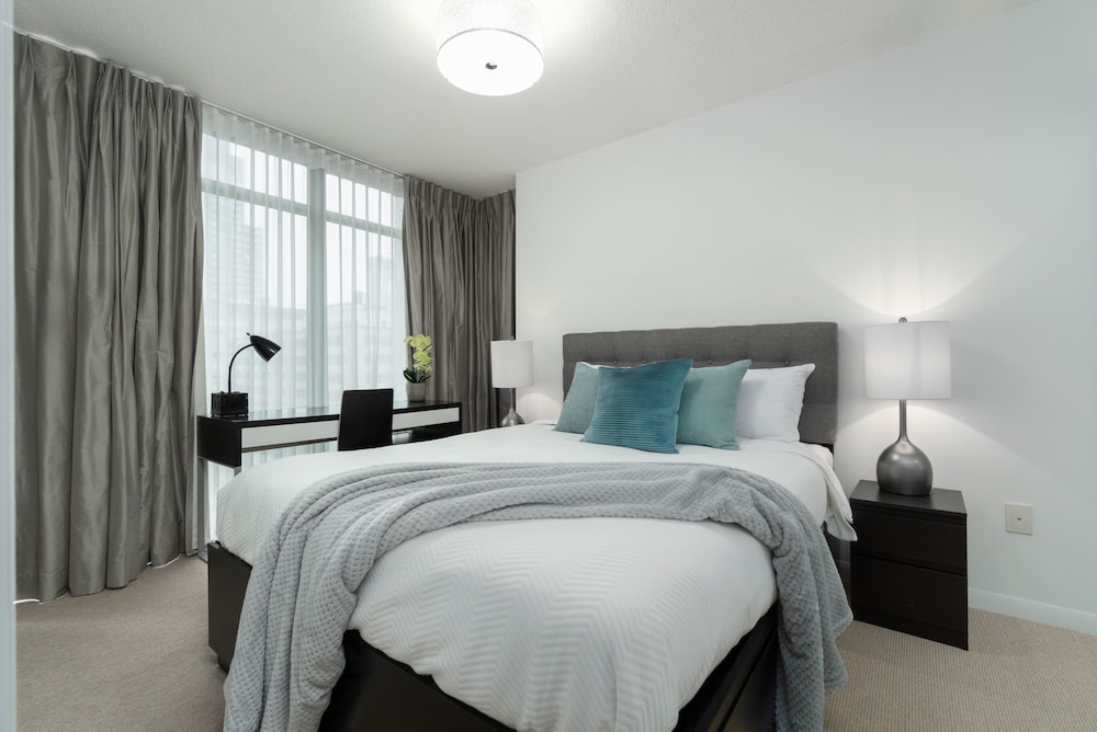 Modern Condo in Financial District - Image 2