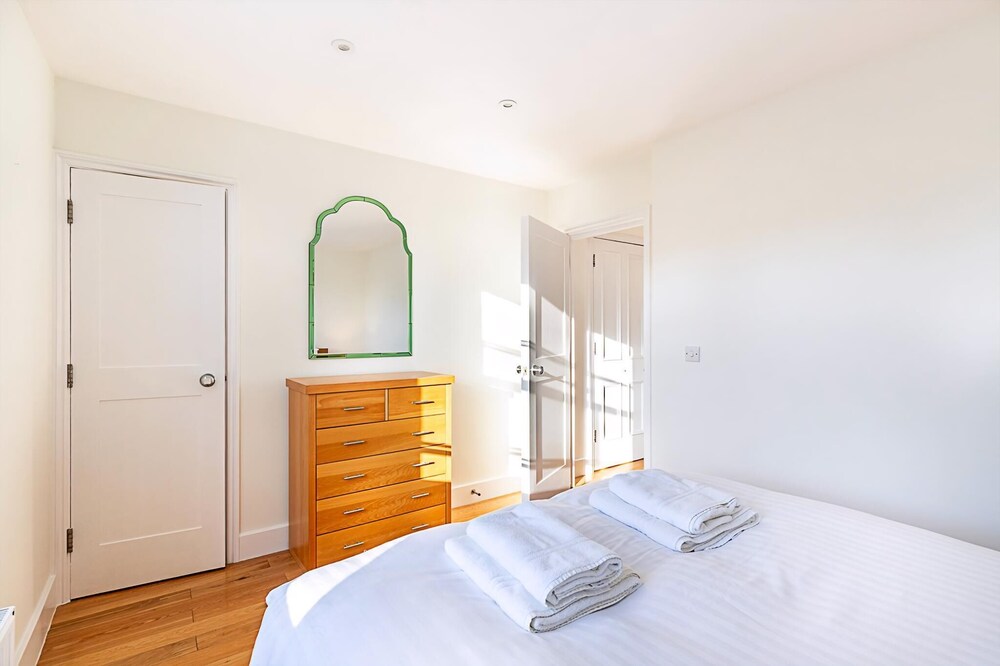 Stylish Chelsea Flat With Luxe Comfort & Charm