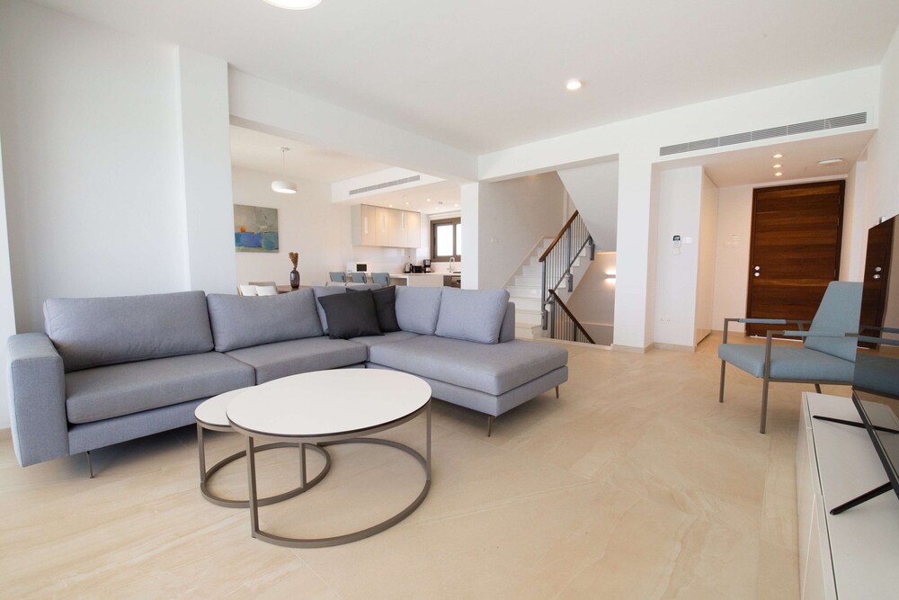 Phaedrus Living: Serenity Waves Villas No.2