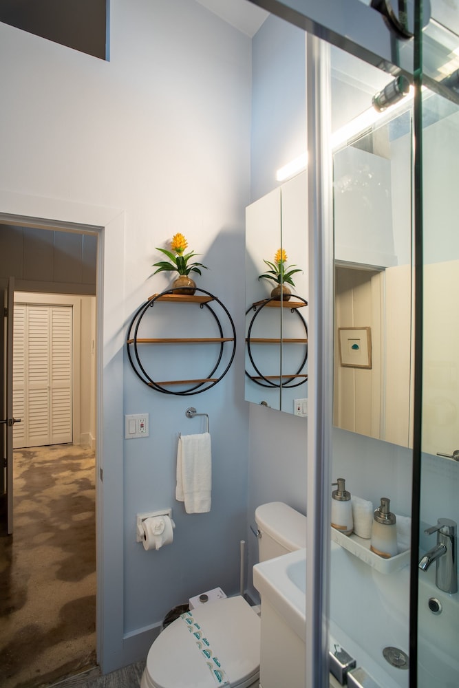 Walk to Wilton Drive - Spacious Quiet Villa 2 HOT TUB