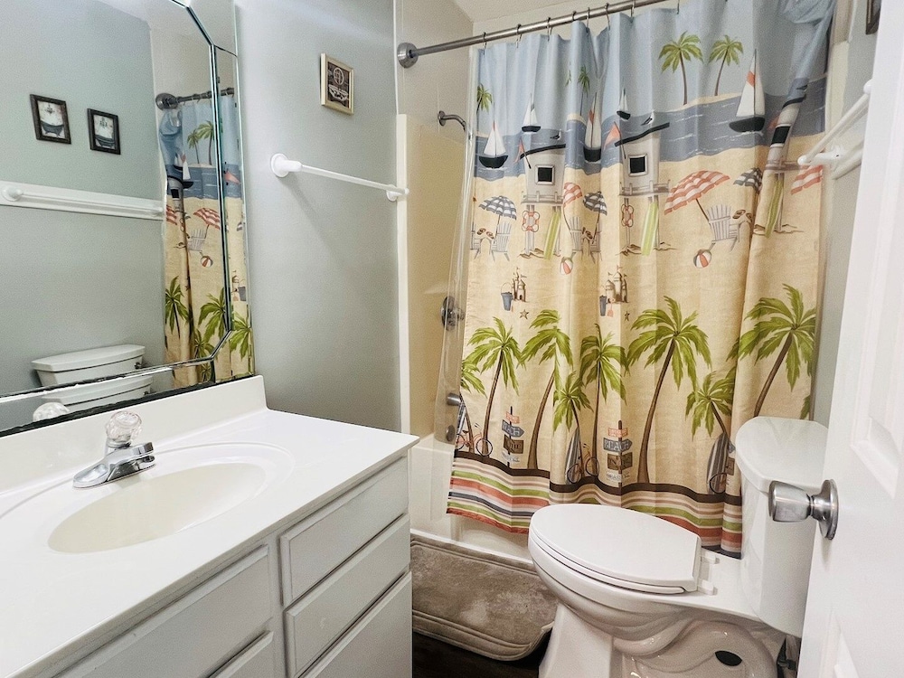 Just Breeze 'n 4 Bedroom Home by RedAwning