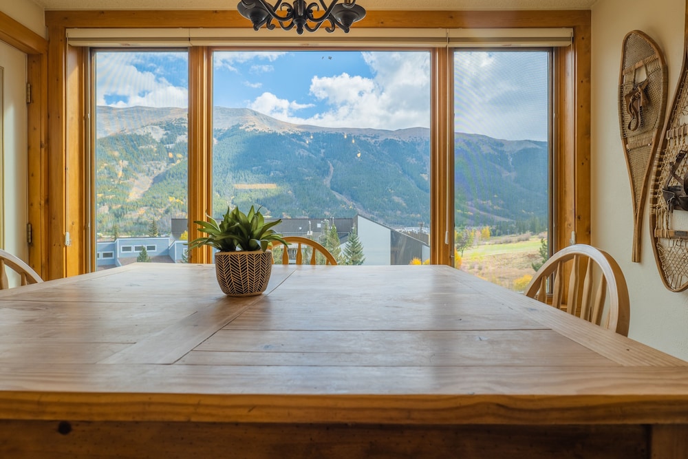 Comfortable Cozy Condo - Short Walk to American Eagle Lift - SH402 by RedAwning