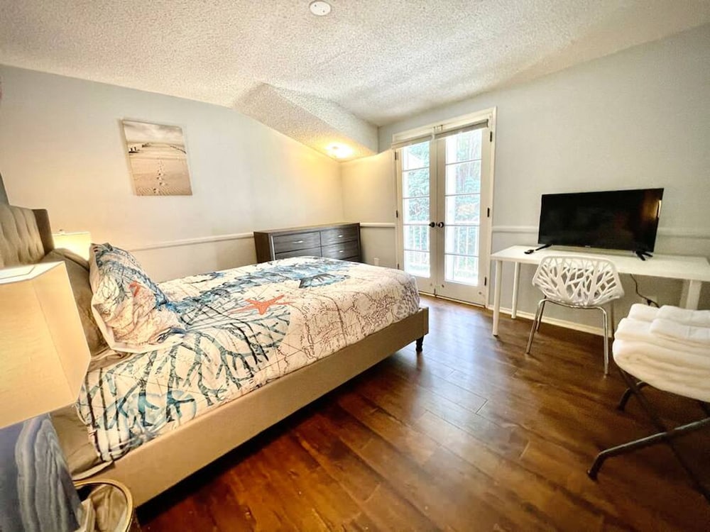 Pacific Dreams at Woodland Hills Distinguished 8 Br 6 5 BA Residence With Pool and Spa Sleeps 16
