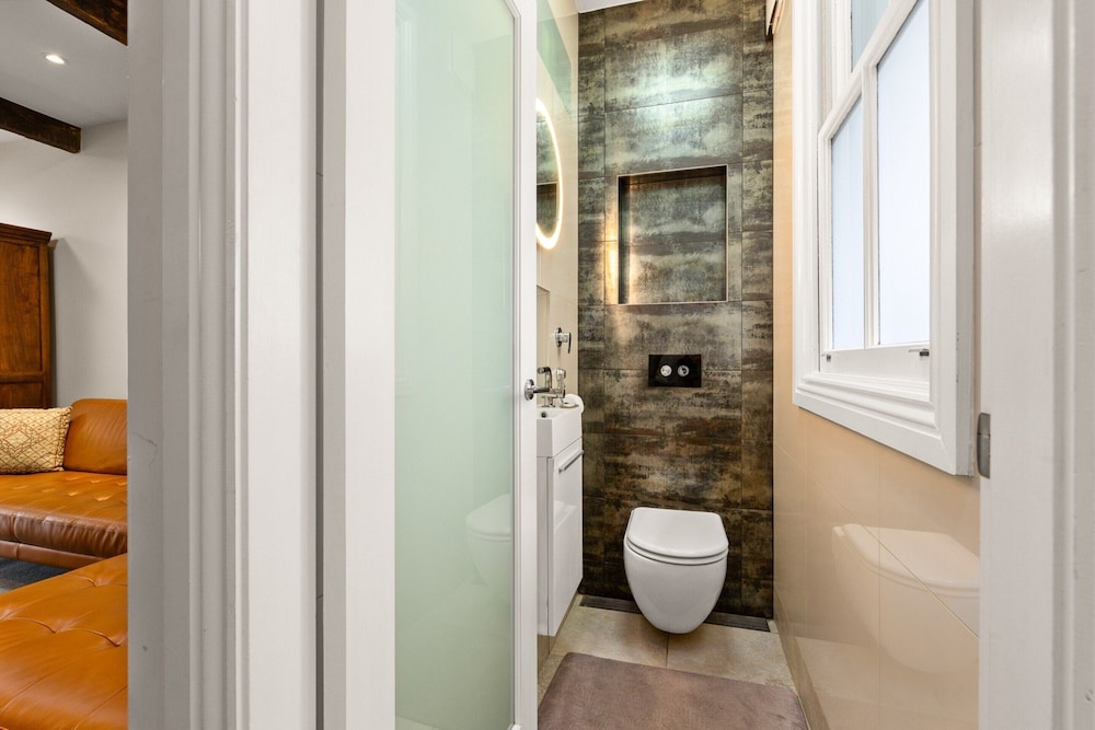 Elegant 1-bed With Study by Balmain Wharf
