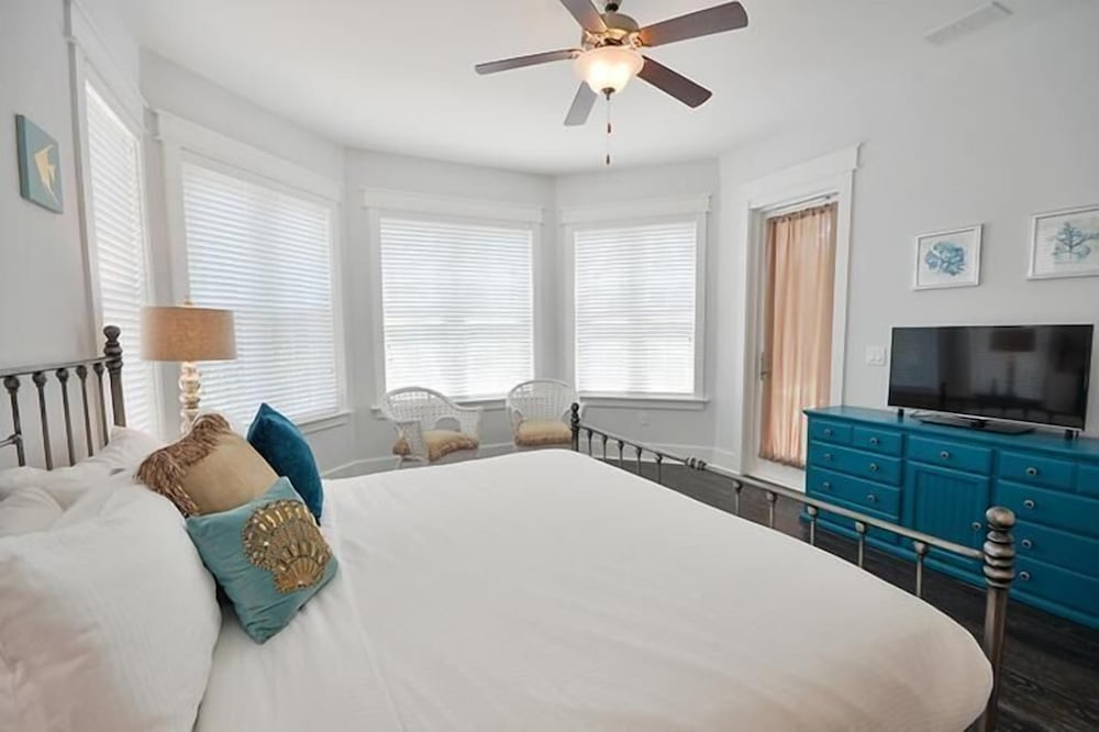 WHITE SAND REUNION 5 Bedroom Holiday Home by Five Star Properties