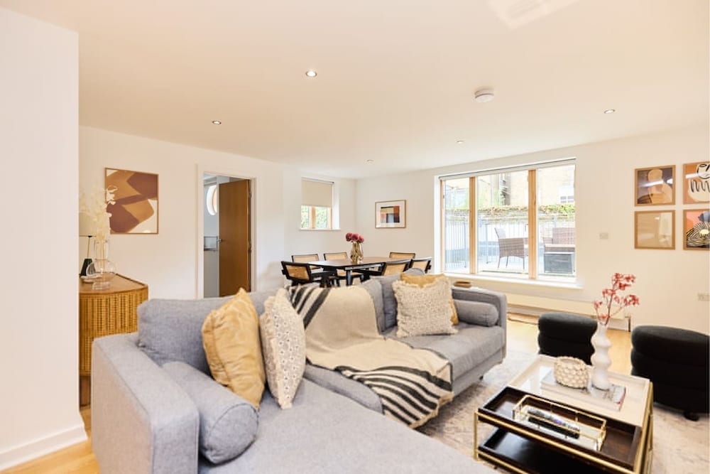 The Gwendolen Place - Contemporary 2bdr Flat w Terrace Balcony