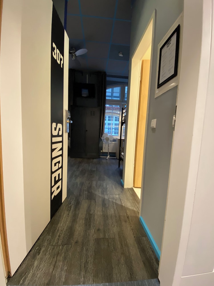 Singer109 Hostel