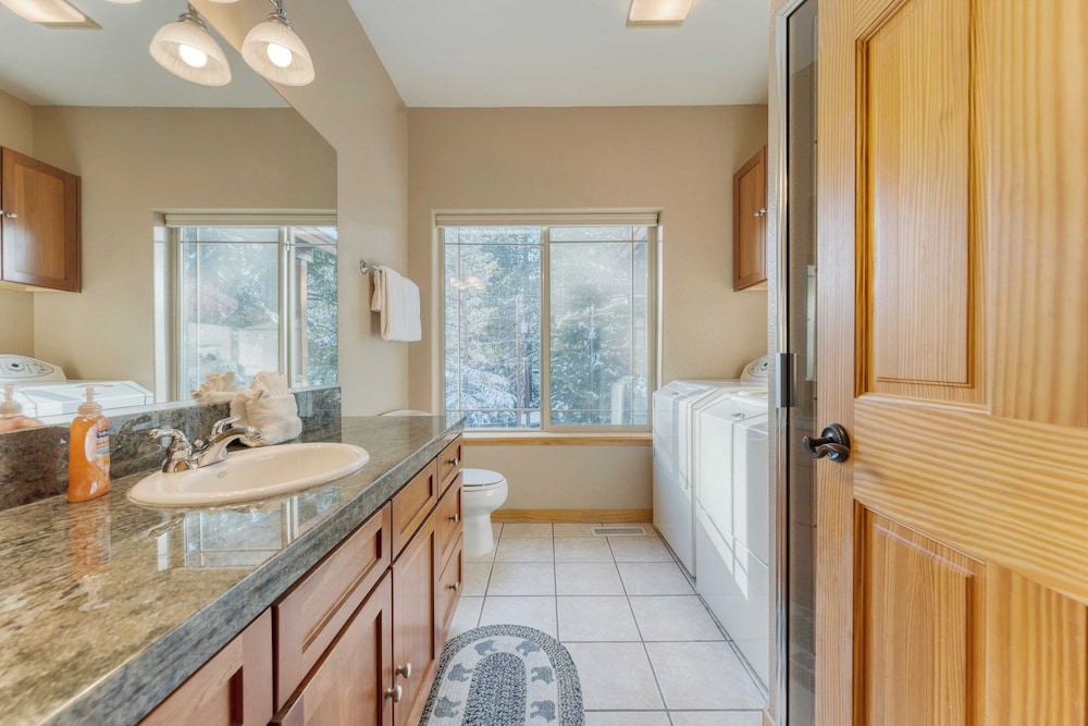 Cherry Hills Spacious Tahoe Cabin With Deck, Fireplace & Open Interiors