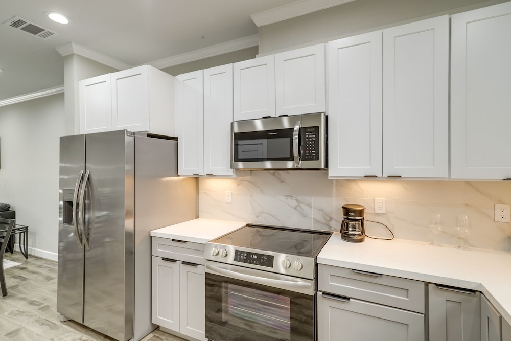 Modern Houston Vacation Rental - 6 Mi to Downtown view 5