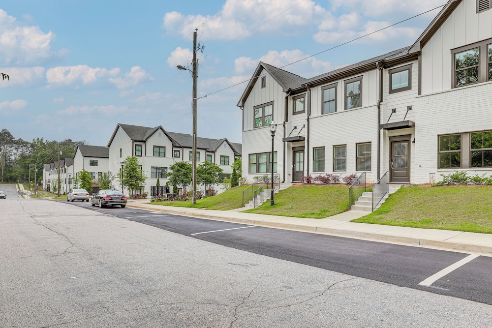 7 Mi to Dtwn: Sleek Retreat in Atlanta!