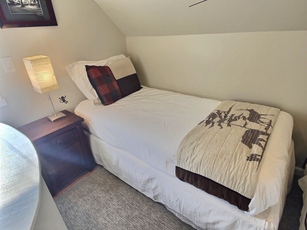 1150 Empire Skiers Little Secret! 2 Bedroom Townhouse