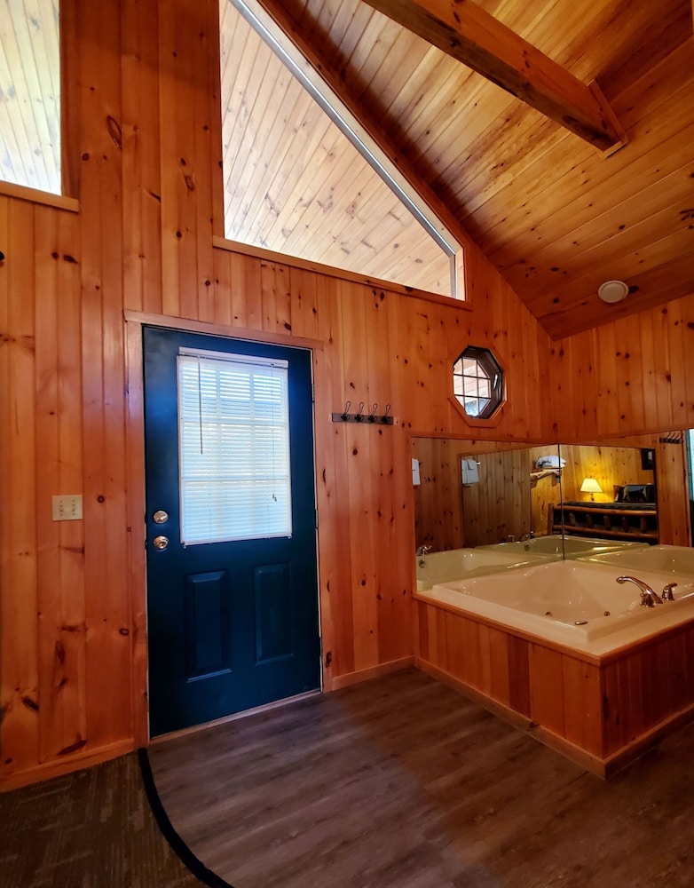 Urban Escape - 1BR King Cabin