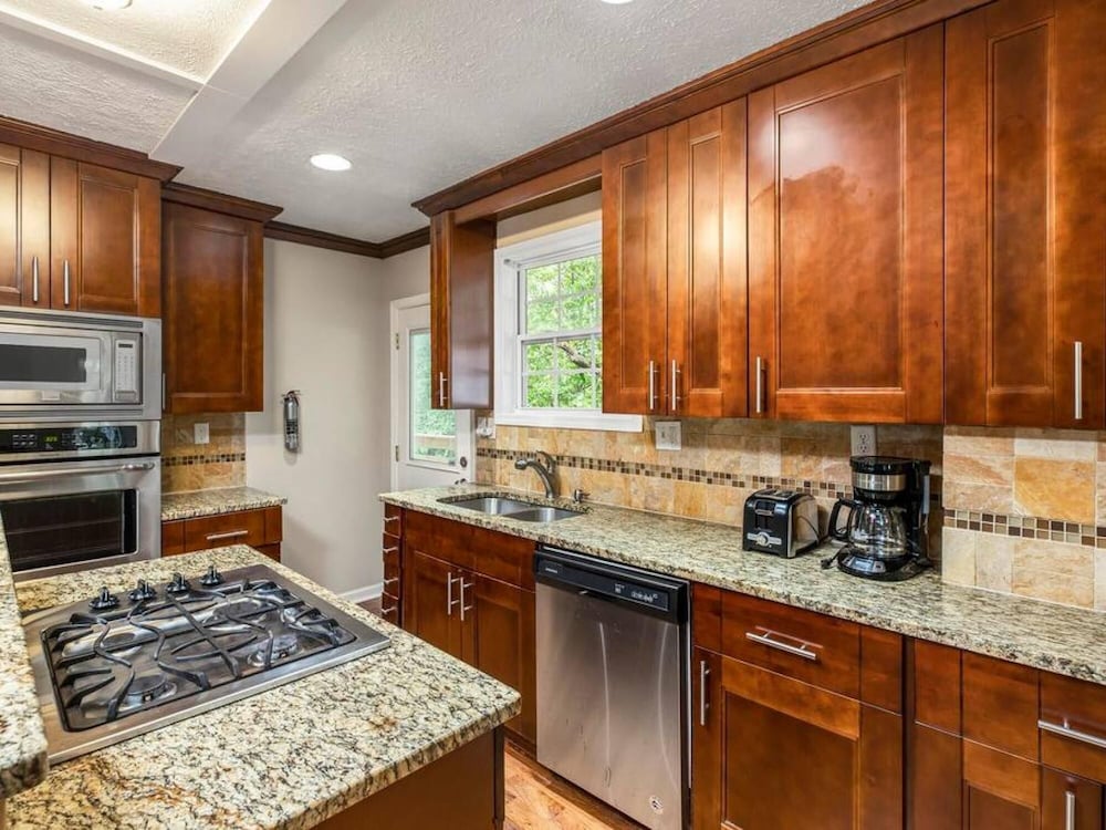 Gorgeous Home Slps 12 5-bdrm Coffee BBQ AC w Prk view 2