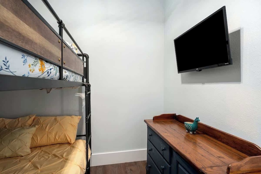 Terracotta Retreat/ Sleeps 30!