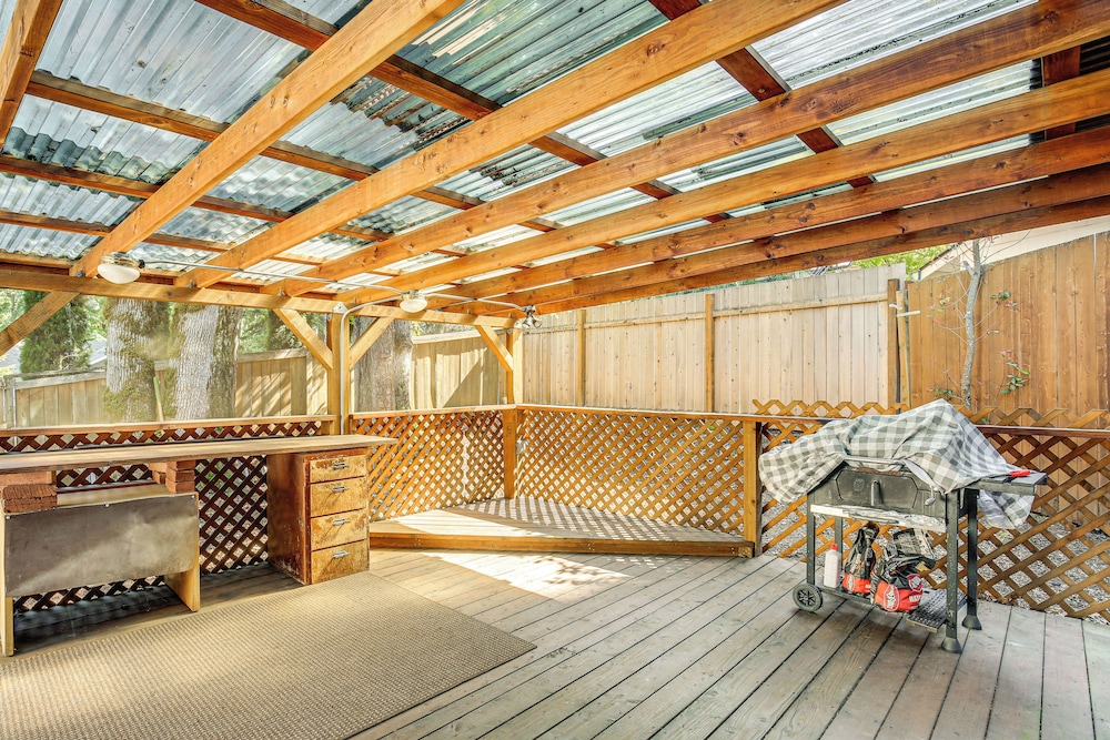 3 Mi to U of O Pet-friendly Home w/ Covered Deck!