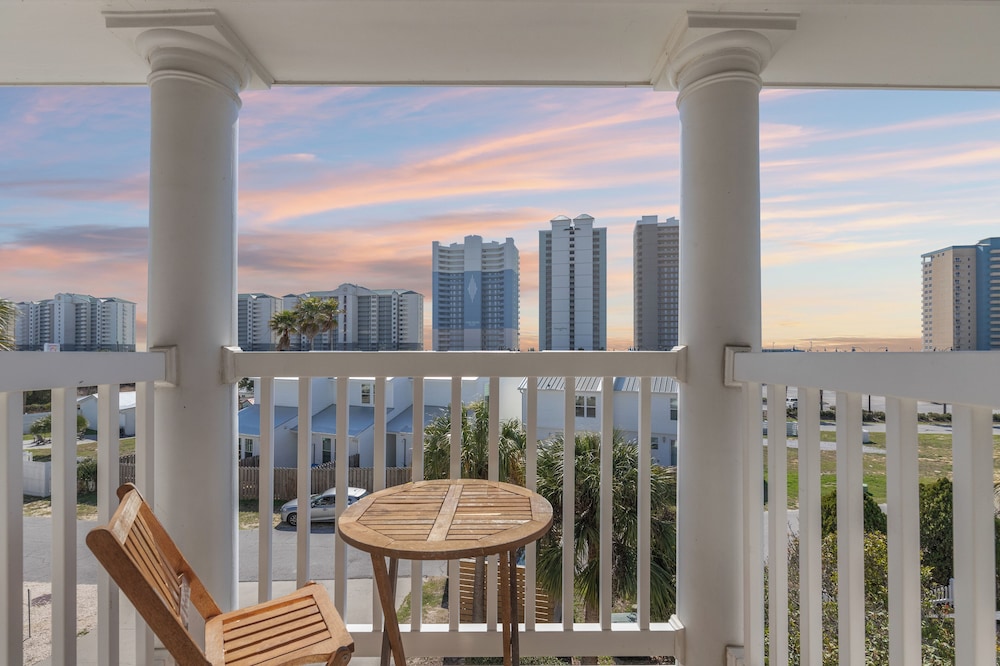 Sailors Cove: 5-bedroom, 4.5 Baths, Sleeps 12! Steps Away From the Beach!