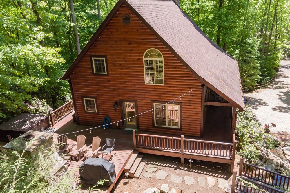 Iron Mountain Lodge 3 Bedroom Cabin by RedAwning