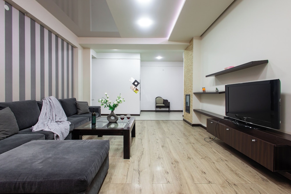Apartment by Luxe Group DI8210
