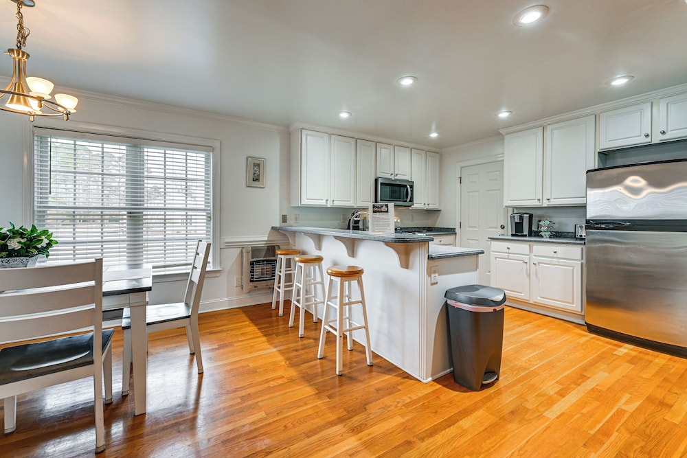 9 Mi to Dtwn: Greenville Home w/ Screened Patio!