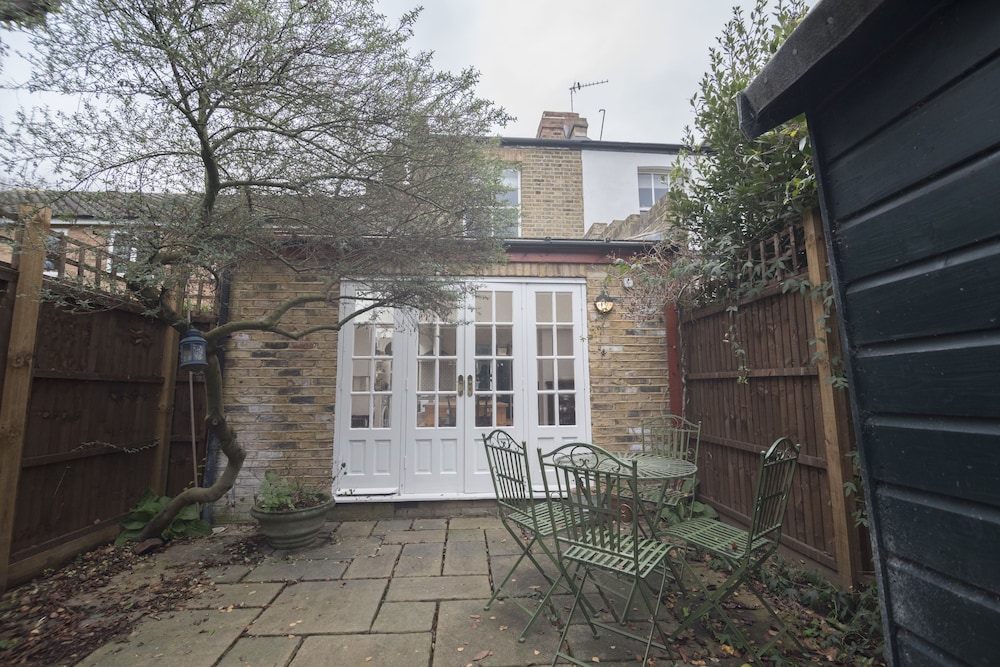Traditional Home in Kew Gardens